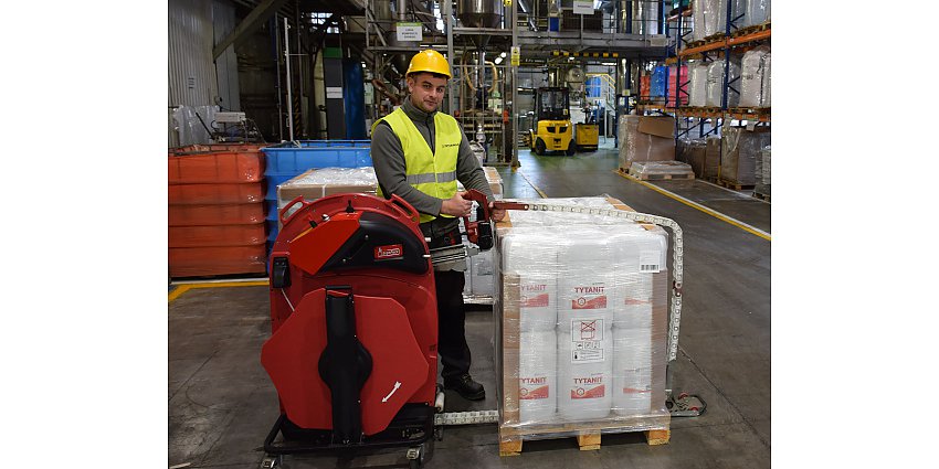 Operator Intermag w czasie spinania standardowej palety systemem ErgoPack